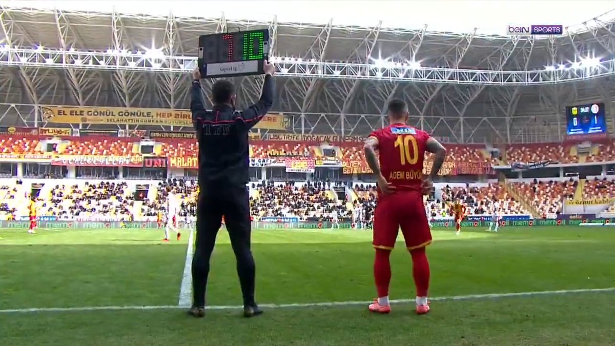 Teknik direktör Adem Büyük, oyuncu Adem Büyük'ü oyuna alıyor...