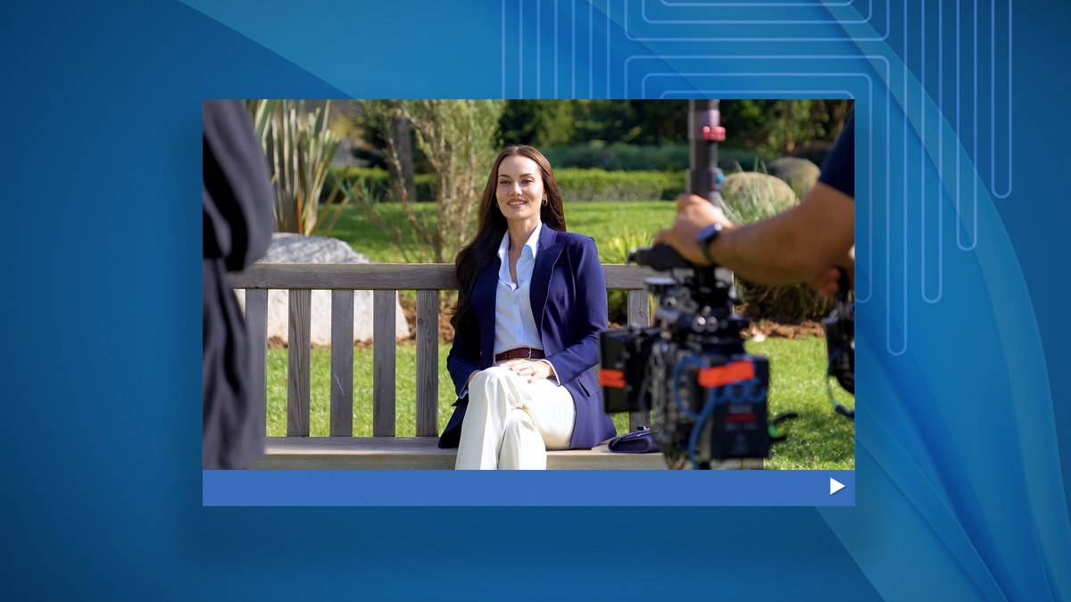 Fahriye Evcen’in enerjisi ve samimiyetiyle dolu, yeni reklam filmimizin kamera arkası görüntülerini sizlerle paylaşıyoruz! 🎥 📸 Çekimlerde profesyonellik ve eğlence bir arada olunca ortaya harika anlar çıktı. Bu özel sahneleri kaçırmayın! 🎬