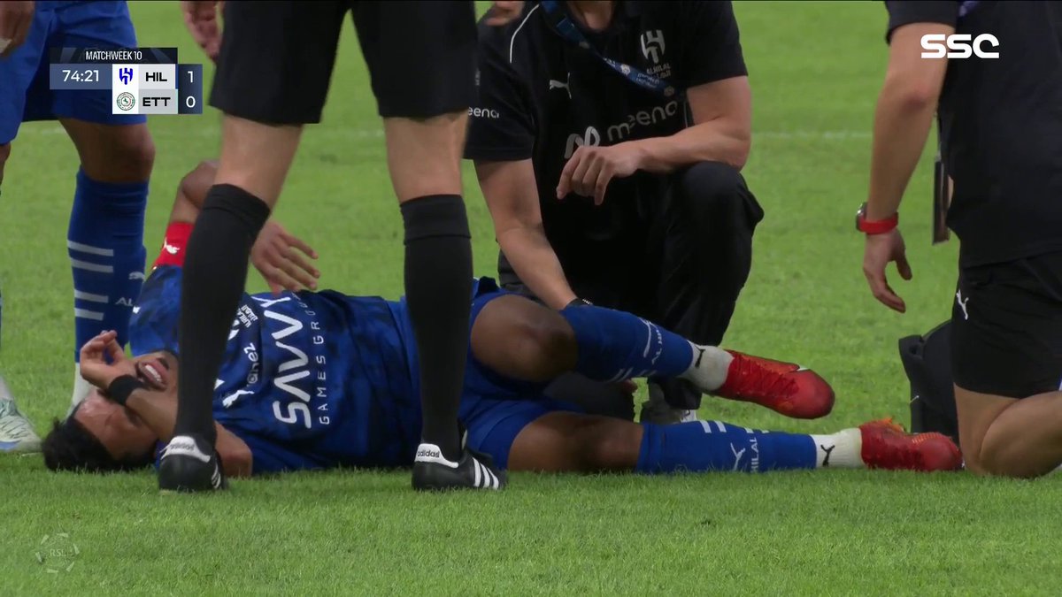 خلال مباراة الهلال و الاتفاق .. نقل قائد المنتخب السعودي ونادي الهلال " سالم الدوسري " بسيارة الإسعاف بعد تدخل عنيف من لاعب نادي الاتفاق . #الهلال_الاتفاق