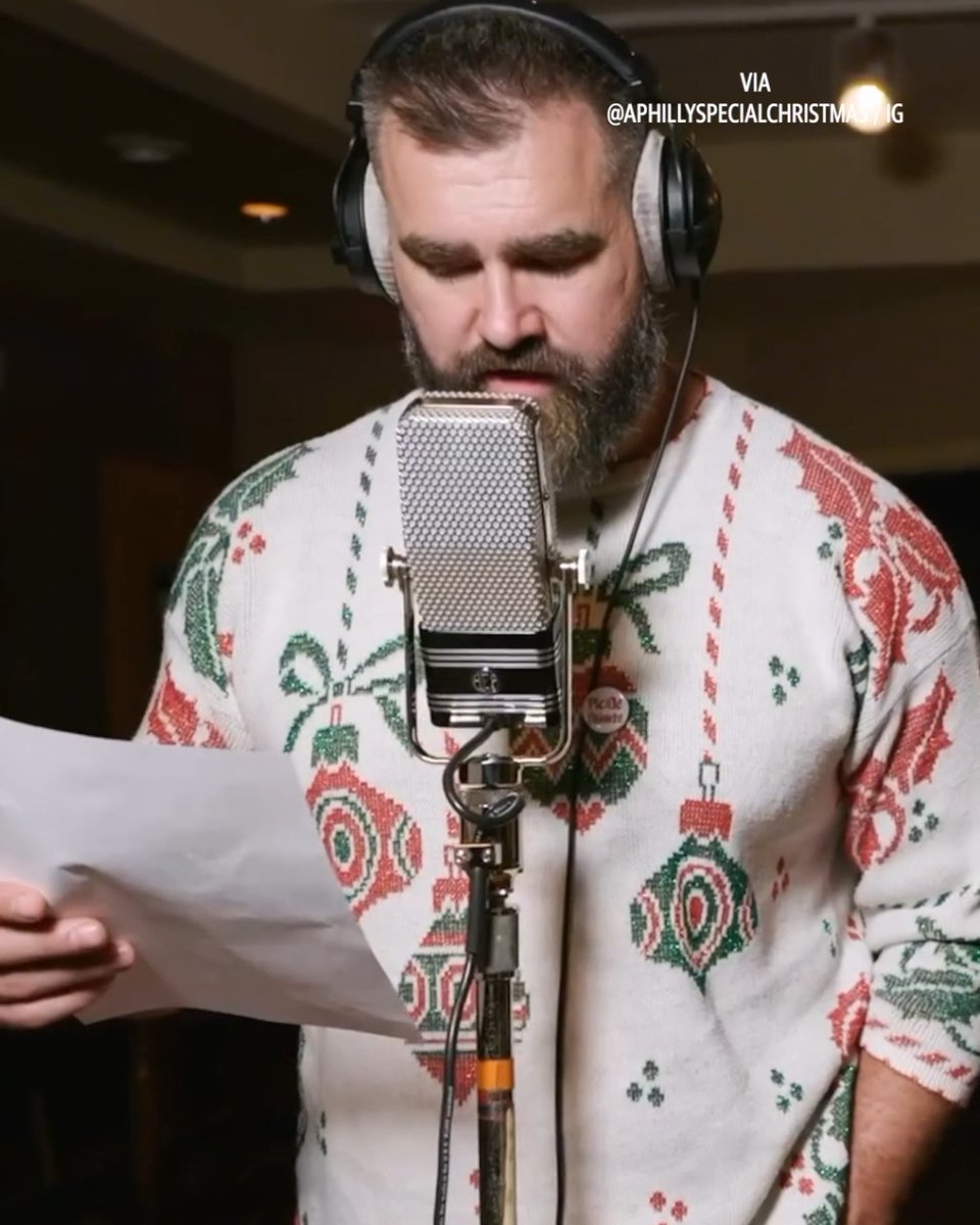 Christmas came early with this duet from Jason Kelce and Stevie Nicks 🎄🎵 (via aphillyspecialchristmas / IG)