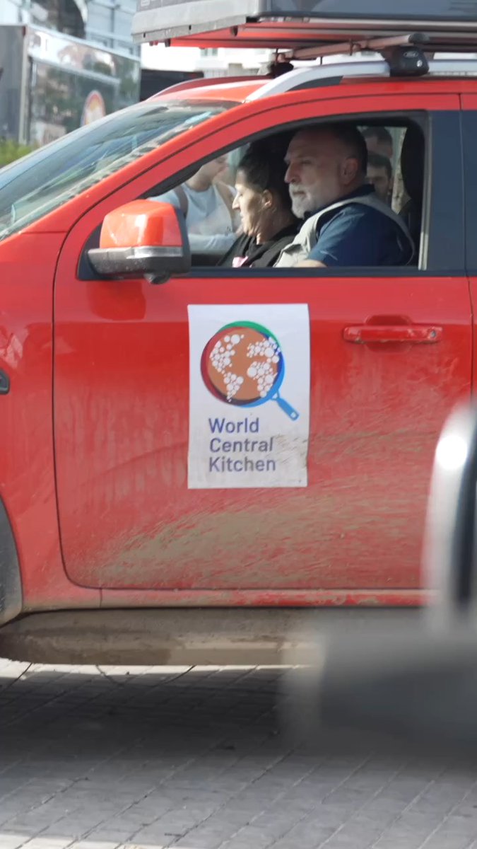 "Everyone helps and everyone contributes" ❤️ #ChefsForSpain Chef José Andrés 🕊️🥘🍳
