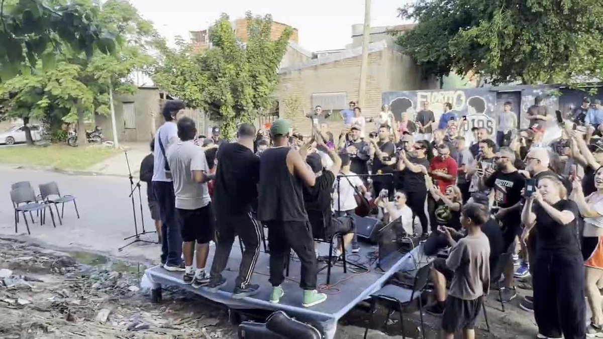 Manu Chao tocó en la casa natal de MARADONA en Villa Fiorito. Emocionante momento de música y... ¡fútbol! 🔟 #DiegoEterno 📹 Manu Chao