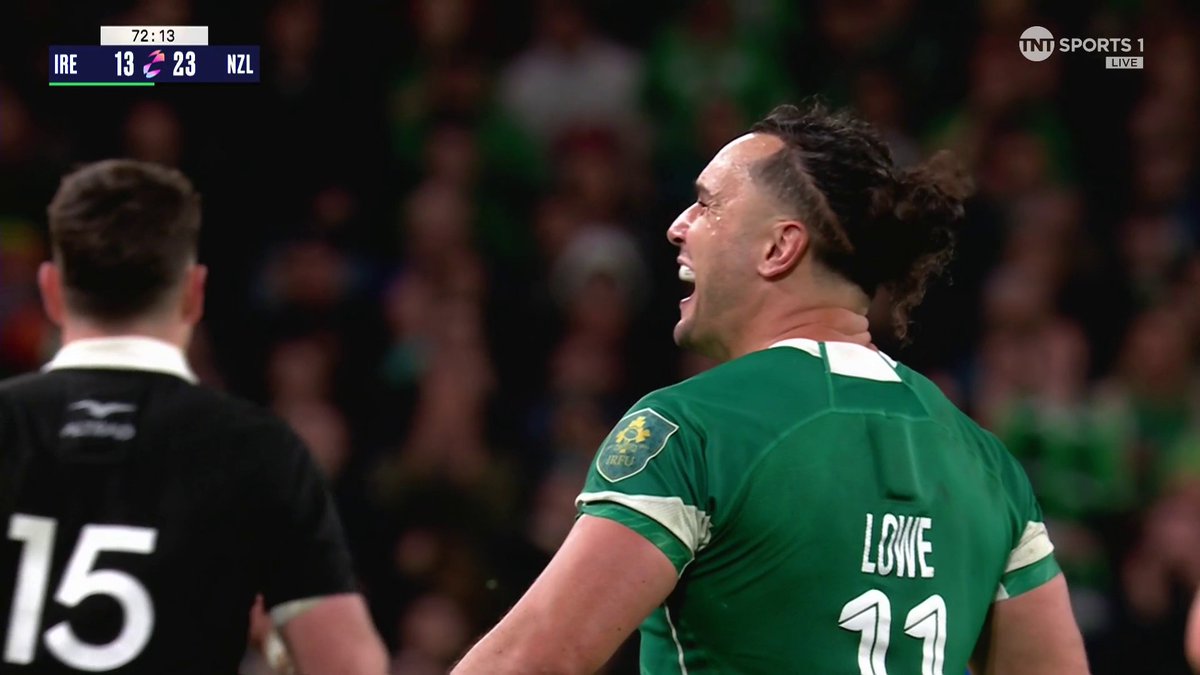 🍌 James Lowe take a bow! The Irish Rugby winger sneaks a banana kick into the All Blacks 22 and gets the crowd roaring! 🕺 #IREvNZL | #AutumnNationsSeries