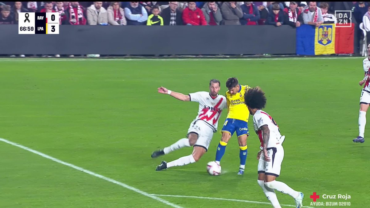 Ese golpeo de tres dedos que no todos tienen. Ese gol con el exterior que todos sueñan con marcar alguna vez. El primer tanto de M. Fuster en LALIGA vale para sellar la victoria de la UD Las Palmas 🎩 #LALIGAenDAZN ⚽️