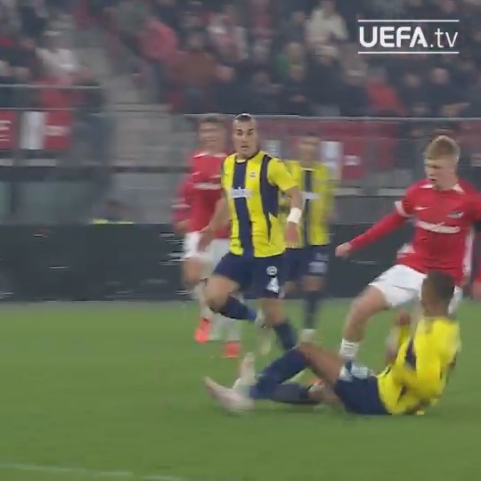 Everything about this goal... 🤤 AZ | #UEL
