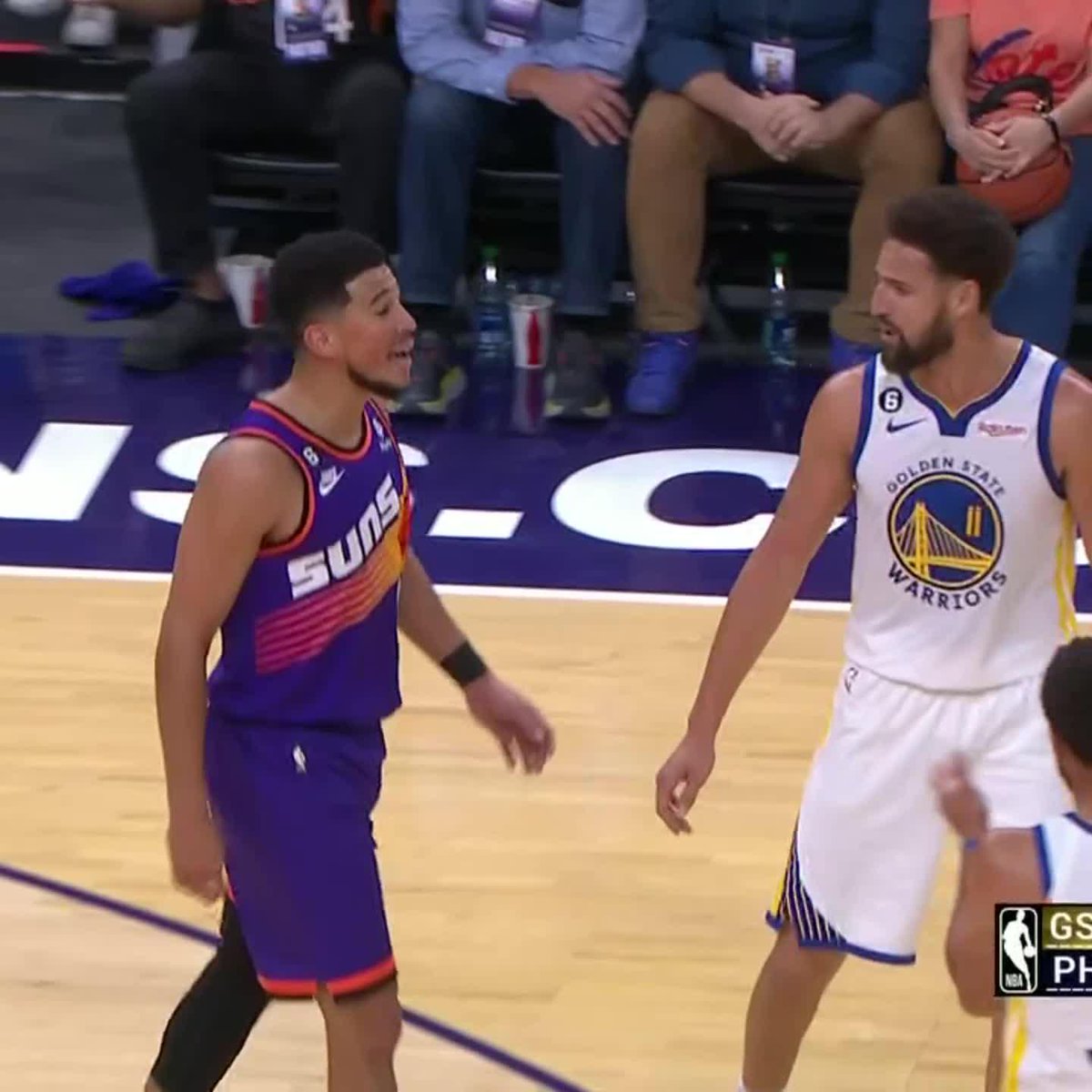 Klay a Booker: “Yo tengo 4 anillos, tu mujer esta en 4” Emociona cuantos jugadores tenemos que odian a Suns y/o Booker, a pesar de no haber jugado esa serie