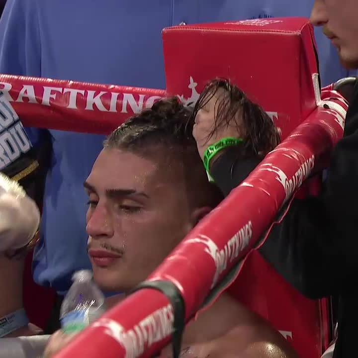 DeAnda had to get a haircut mid-fight 💈😦