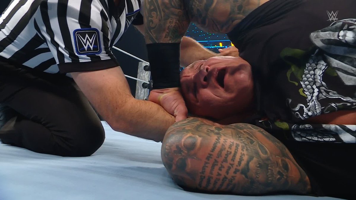 ⚠️⚠️⚠️ A PILEDRIVER??? Kevin Owens what is wrong with you??? Absolutely disgusting. This has gone too far. #SmackDown