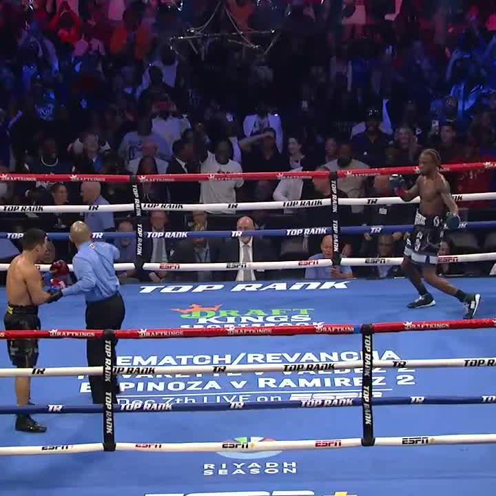 THAT'S HOW YOU FINISH THE HOMECOMING! Keyshawn Davis gets a brutal KO in Round 2.