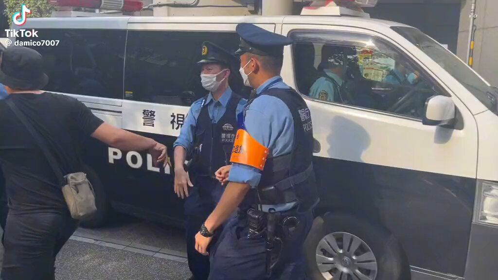 警察官に襲いかかる外国人。 日本の治安は外国人に乱されていく。