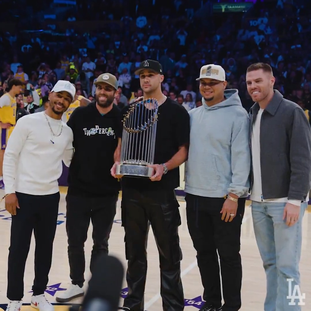 A warm welcome for the Champs at the #LakeShow.
