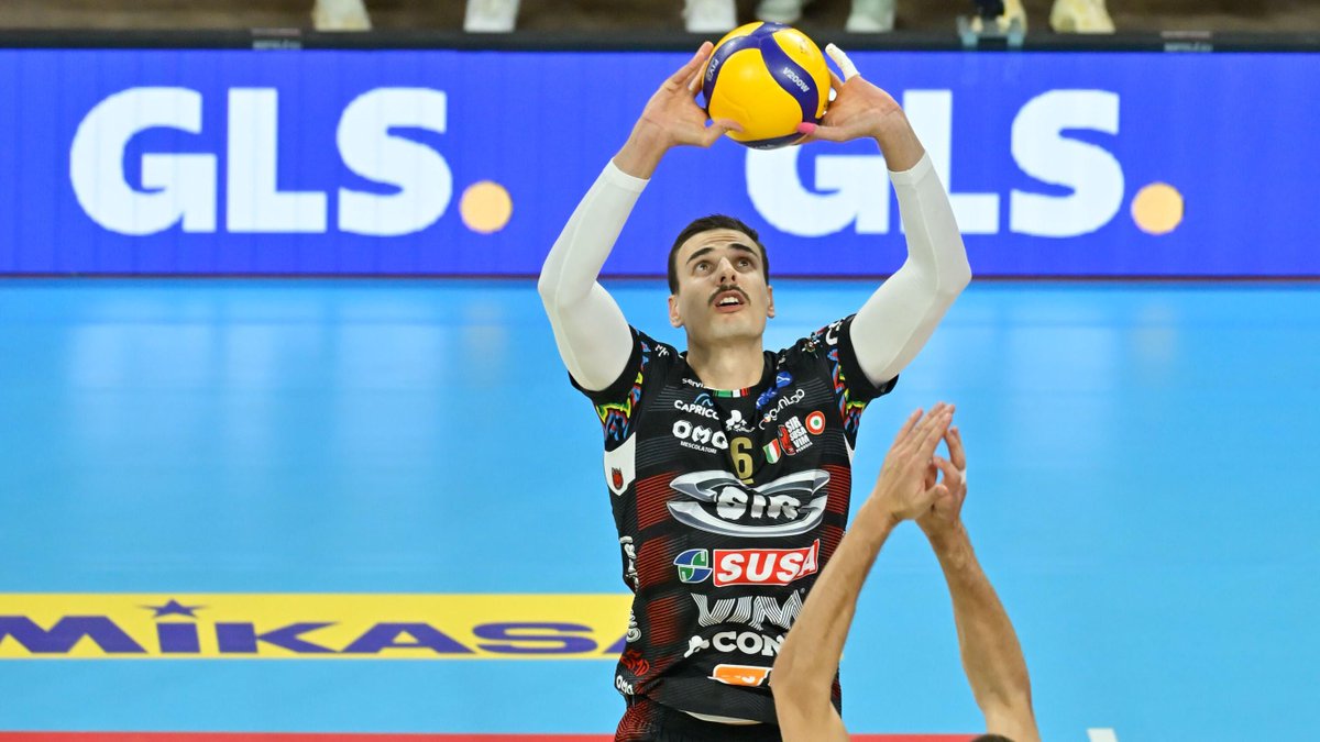 PLAYER TO WATCH: SIMONE GIANNELLI 🇮🇹 The setter has been a pivotal figure in Perugia’s outstanding season. He’ll play a crucial role as Perugia takes on Taranto this Sunday at 6 pm GMT in the #SuperLega. 📺 Watch it on VBTV: 🏐 #Volleyball #Pallavolo