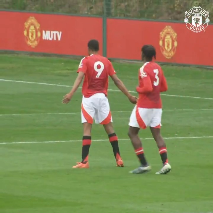 A flowing move for our #MUAcademy U18s, finished by Chido Obi-Martin 🔥👌 Watch LIVE on #MUTV ⬇️ #MUFC || #U18PL