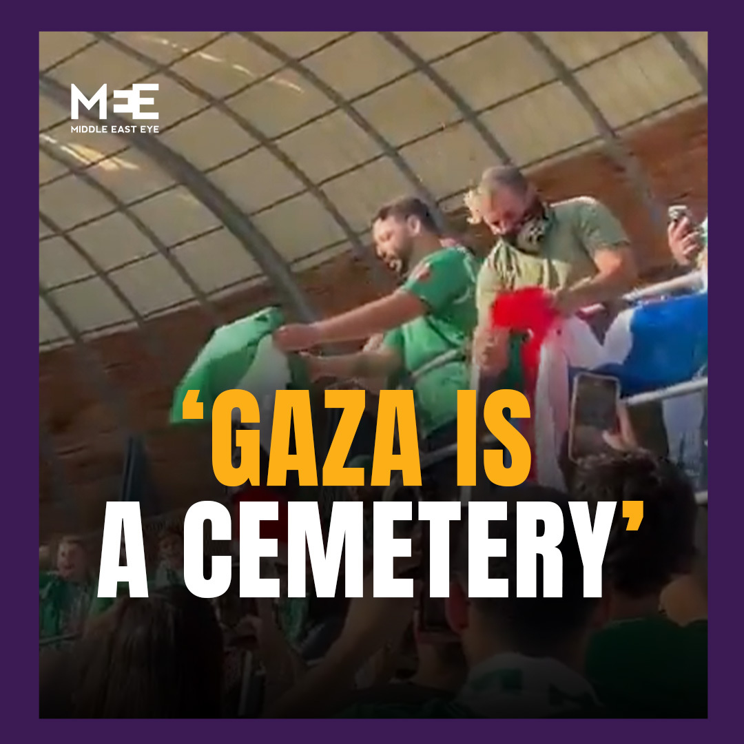 Maccabi Haifa 🇮🇱 fans are videoed at Teddy stadium in Jerusalem attempting to burn the flags of Palestine 🇵🇸 and Netherlands 🇳🇱 while chanting “Gaza is a cemetery”. Israel 🇮🇱 truly is a pariah nation now in the grip of racism and fascism.