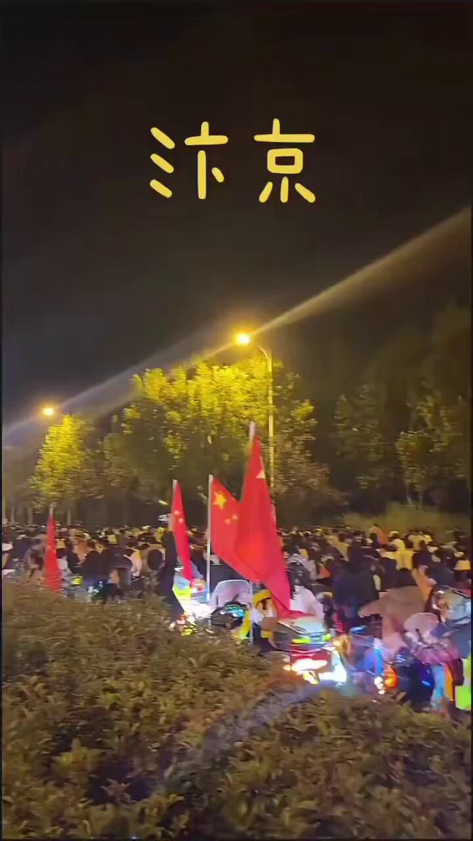 11月8日晚，郑州大学生包揽所有共享单车，万人骑行向50公里外的开封进发，所到之处整个路段被占据，连交警也得靠边站。这是继上周末年轻人成功举办万人骑行后又一次大规模集聚。中共最恐惧年轻人自发组织起来，就像上次的白纸运动一样。年轻人以特殊的方式显示自己的存在，这是极权社会的另类表达，只是不知道这群年轻人想表达什么，是表达毕业即失业，还是通过这种穷游希望中共更多关注他们的艰难处境？