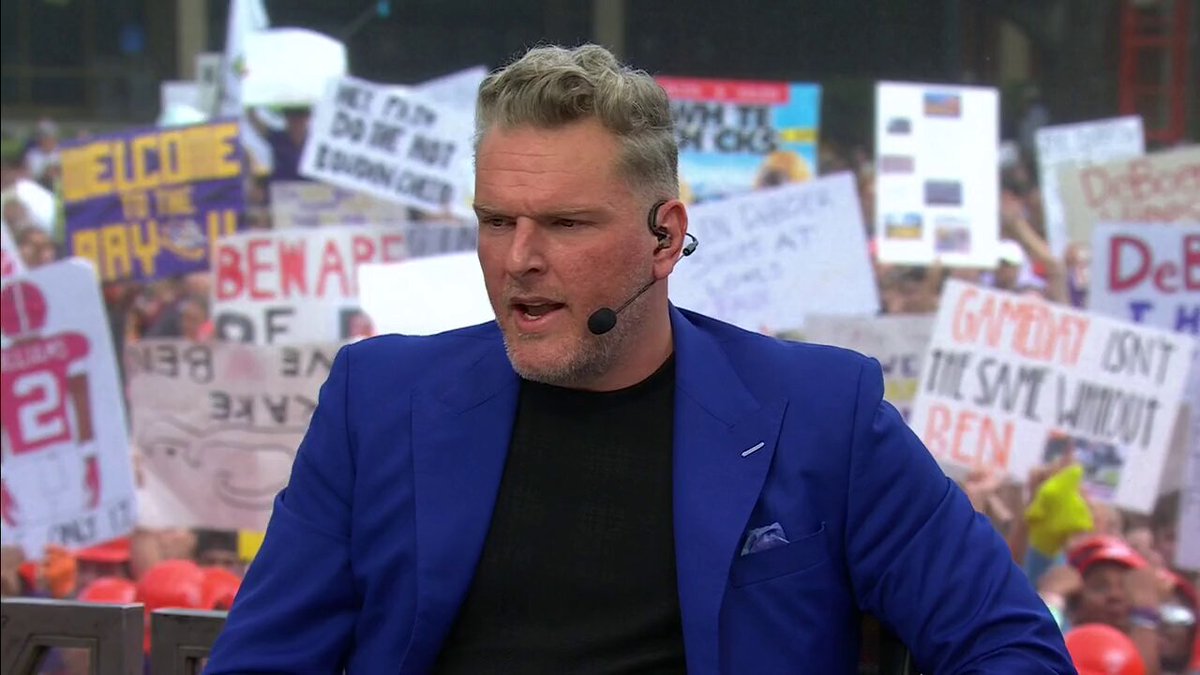 .Pat McAfee gets the crowd going in Baton Rouge 🎙️