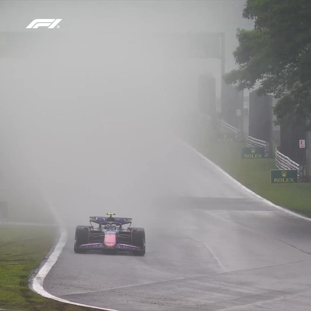 Speeding through the spray 💨 The conditions were far from ideal at points across Sao Paulo weekend, but that didn't stop the drivers from putting on a show 👏 #F1 #BrazilGP