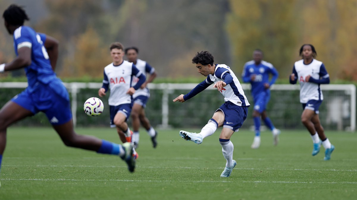 🏴󠁧󠁢󠁥󠁮󠁧󠁿🤯 Luca Williams-Barnett (16) just did this for Tottenham in an academy match! He was on the bench recently vs Galatasaray in the Europa League too.