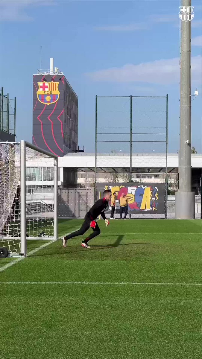 Save after save. ✋ Iñaki Peña & Tek.