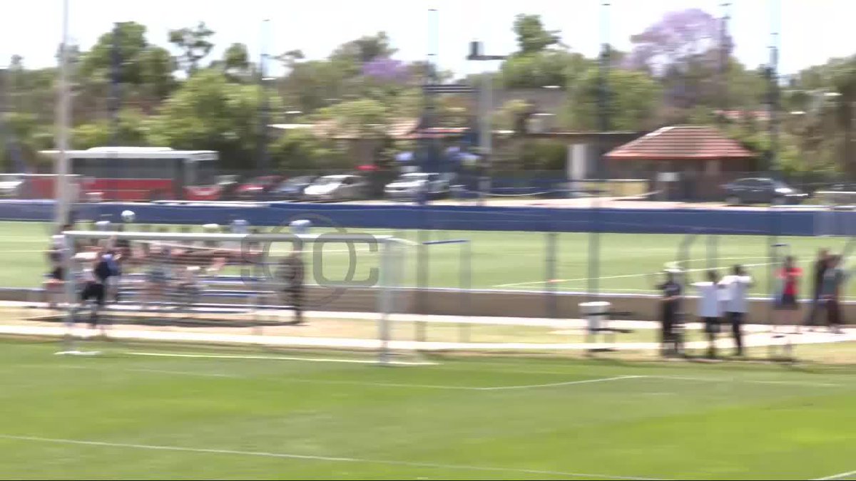 ¡LA ATAJADA QUE VALIÓ UN TÍTULO Y LA LOCURA TOTAL! Boli Busso, arquero de la Quinta de Vélez, desactivó un remate desde mitad de cancha para mantener el 2-1 de su equipo: terminaron ganando y gritando CAMPEÓN. 👏🏻⚽