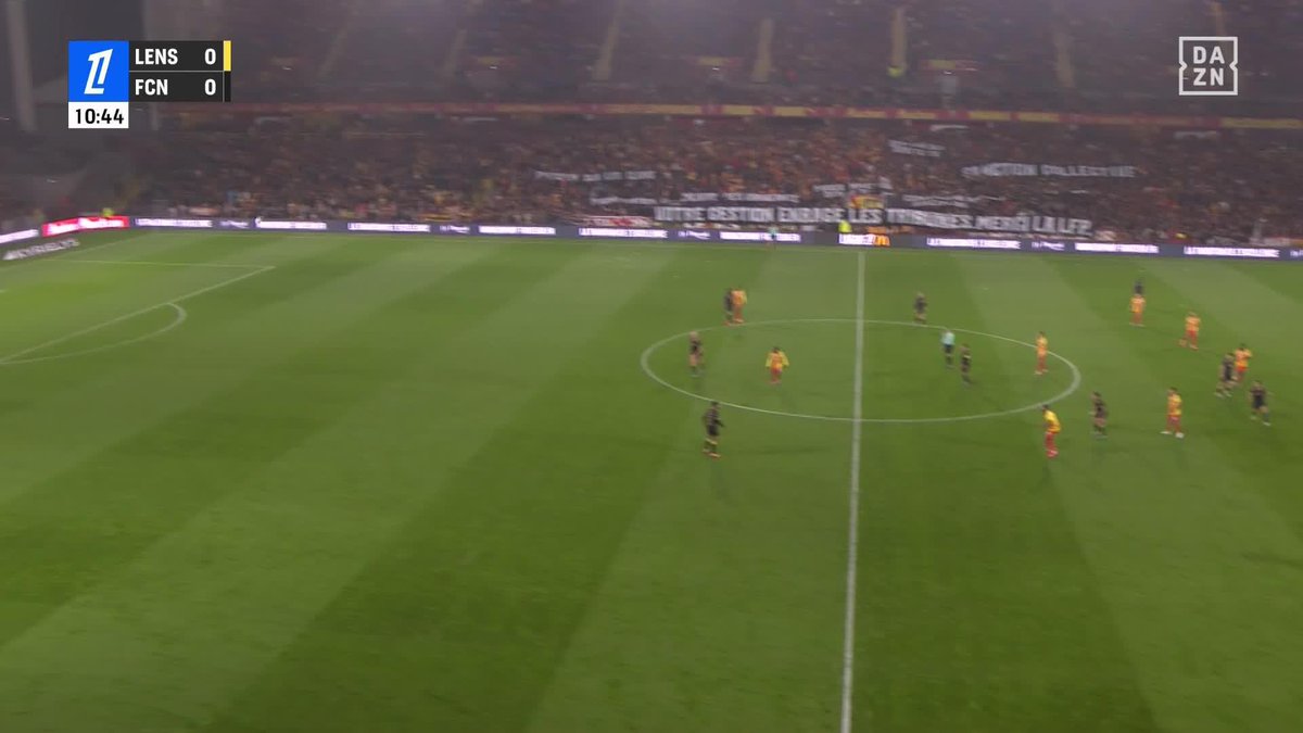 Les supporters du RC Lens ont jeté des balles de tennis en guise de protestation contre la LFP. 🎾 Match arrêté pendant quelques minutes. 🎥 DAZN France