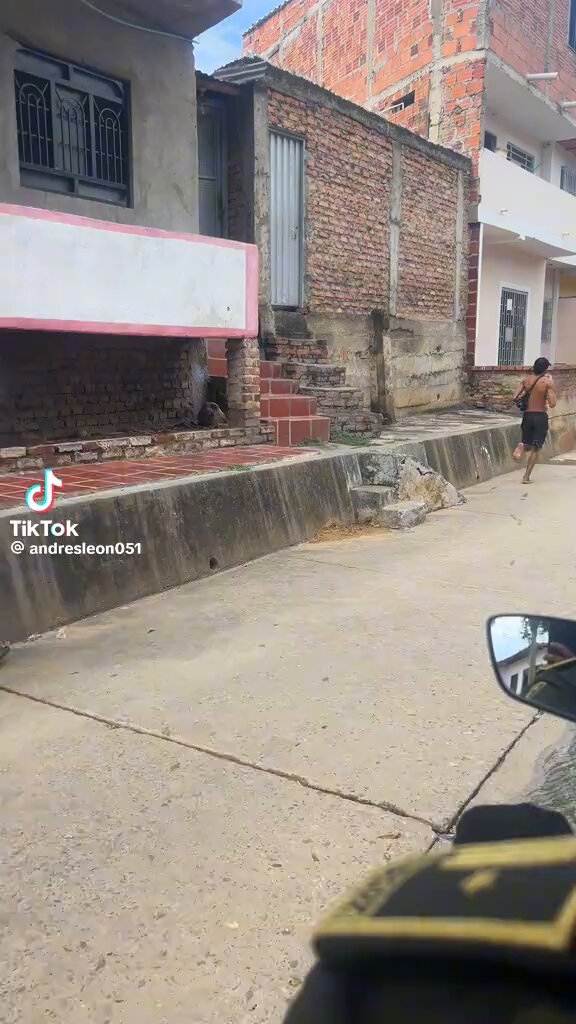Ayer un policía identificado como Andrés León sube un Tiktok en clara burla a habitantes de calle en Cuberos Niño, Cúcuta. El mismo sector en donde he denunciado que hay un policía que les maltrata. Y en dónde han aparecido tres habitantes de calle asesinados desde agosto.