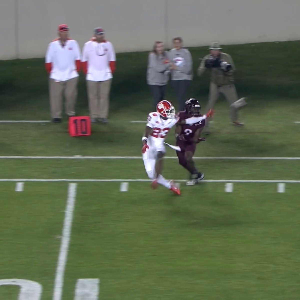 WHAT AN INTERCEPTION 😳 Clemson's Ashton Hampton with one hand 🔥