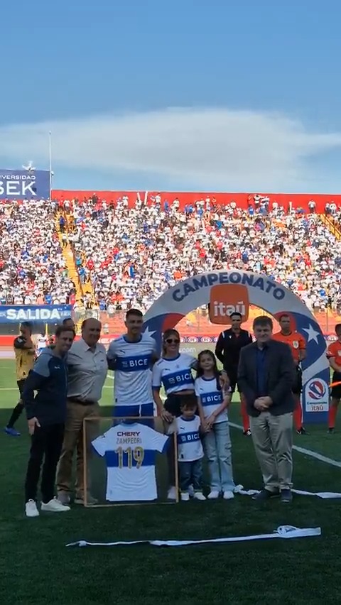 Fernando Zampedri 🇦🇷 fue homenajeado como máximo goleador histórico de Universidad Católica 🇨🇱. Superó a Rodrigo Barrera, autor de 118 gritos con la camiseta de Los Cruzados.