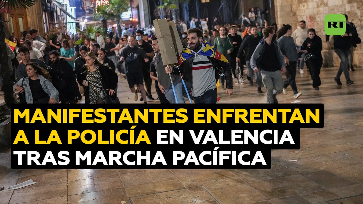 OTRAS IMÁGENES durísimas de la REPRESIÓN POLICIAL contra los manifestantes y las víctimas de Valencia: no solo recibieron el desamparo, ahora también reciben palos. VERGÜENZA 🇪🇸