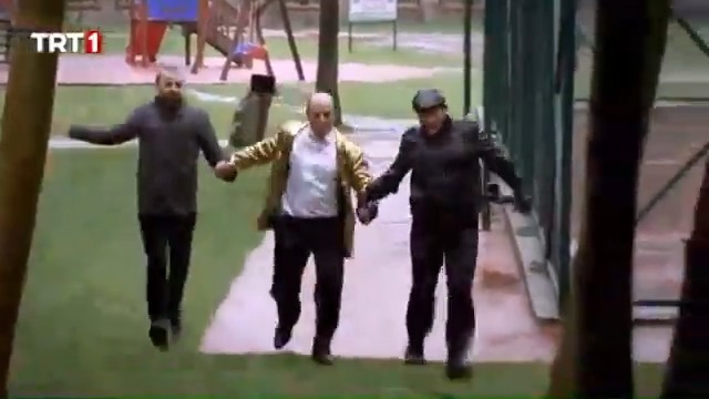 Annem: "Kaç yaşına geldin artık büyü biraz!" O sırada arkadaşlarım ve ben;