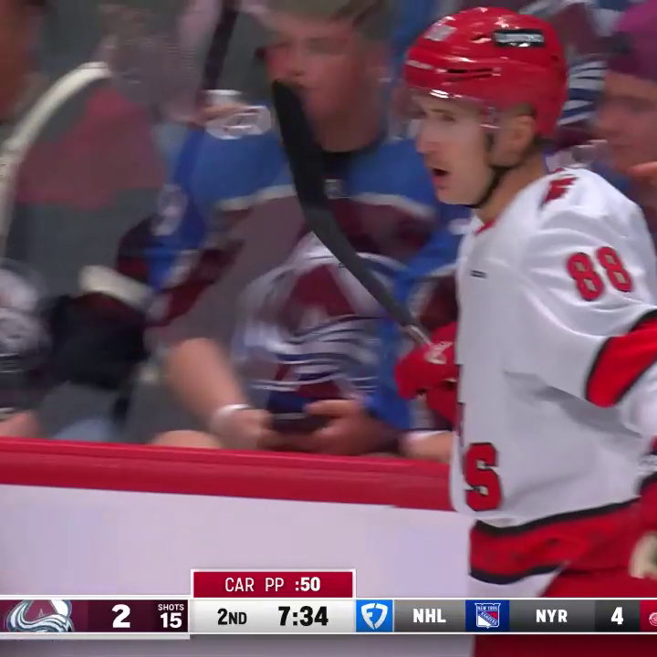 Žďárský expres nezastavuje! V noci na dnešek Martin Nečas na svůj účet přidal další parádní gól a asistenci. 🌪️ Carolina Hurricanes #Necas #CauseChaos