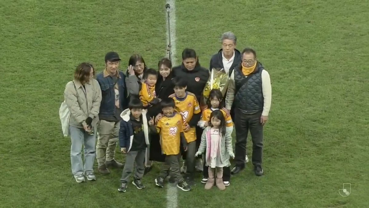 🗣️「僕はサッカー選手ではなくなりますが、宮城県にこれからも恩返しをしていきたい」 今シーズンをもって現役引退する #遠藤康 選手。 ご家族からの花束贈呈と、引退セレモニーでのスピーチをノーカットでお届けします💐 ベガルタ仙台【公式】 #ベガルタ仙台 #Jリーグ