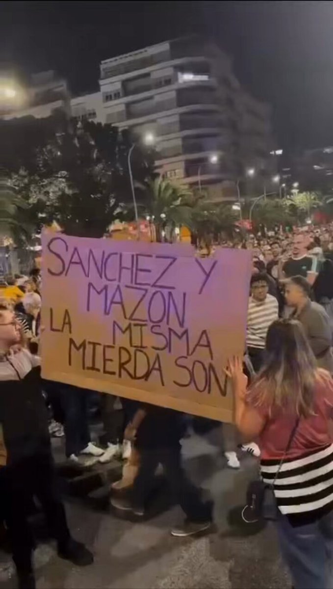 La organización de la manifestación de Valencia intimida a unos ciudadanos que criticaban a Mazón y a Sánchez. Se escucha cómo les impiden portar su pancarta y les llaman provocadores. Esto es lo que hay, es puro Sanchismo, no les interesan los afectados solo echar a Mazón y recuperar el Gobierno Valenciano. Es todo muy preocupante, abrid los ojos, no piensan dejarnos expresarnos ni gobernar a nadie que no sea la izquierda, especialmente el PSOE, que es el grupo más numeroso. Vídeo de Pablo Haro Urquízar