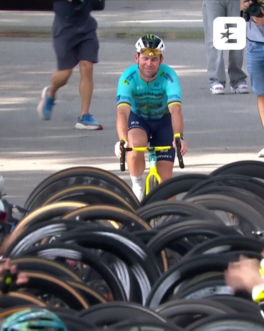 ❤️ Le peloton lui rend hommage : Mark Cavendish a eu le droit à sa haie d'honneur pour la dernière course de sa carrière ! #LesRP
