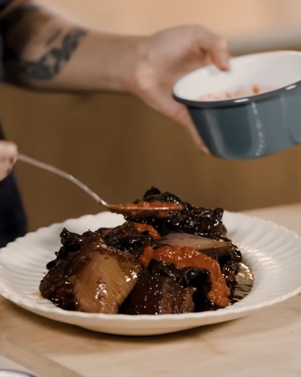 In this episode of How-To, Abby Lee, head chef of Mambow in East London, walks us through her dark soy sauce & coriander braised pork belly dish called Babi Chin. A classic Peranakan Chinese dish with bold flavours, that anyone can make. #munchies #foodie #eastlondon