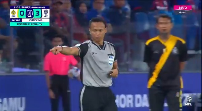 Insiden melibatkan Feroz Baharudin & Clayton Silveira didalam kotak penalti di separuh masa pertama! 🚨 #DemiLigaKita #PRKJDT