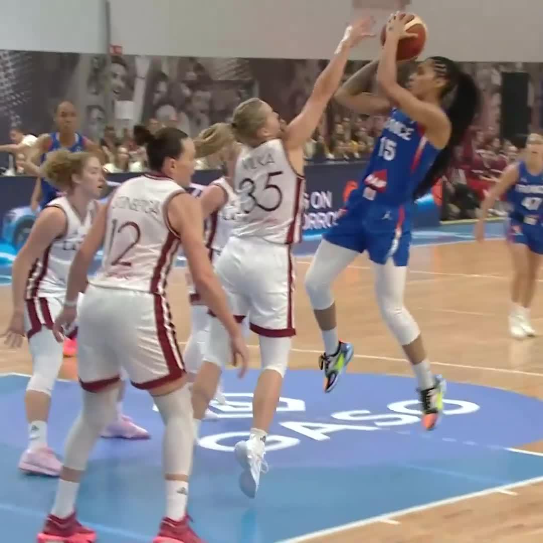 Gabby Williams has 16 points in the first 5 minutes. 🤯 SIXTEEN POINTS FIVE MINUTES. #EuroBasketWomen | Équipes de France de Basket x gabby williams 👻