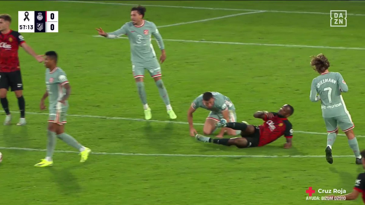 La acción de Lenglet con Larin por la que el Mallorca pidió la segunda amarilla para el central del Atlético #LALIGAenDAZN ⚽️