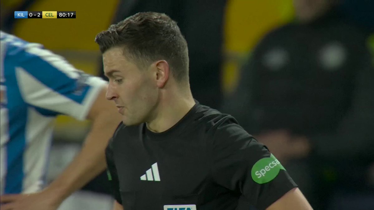 🗣️ “He may count himself lucky there” Reo Hatate was given a yellow card for this challenge, with play continuing after a VAR check for a red ⬇️