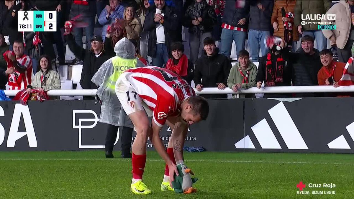 En el frío... ¡MANDA EL PINGUÏNO! 🐧 El zapatazo de Jonathan Dubasin para cerrar la victoria del Real Sporting en Burgos... ¡Y AGARRARSE AL ASCENSO DIRECTO! 🔥 #LALIGAHYPERMOTION