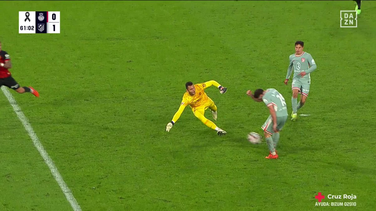 Lo de Giuliano es impresionante. La fe que tiene para salir corriendo en cuanto la coge Oblak, en ningún momento tiene una ventaja que invite a pensar en el gol pero él sigue.