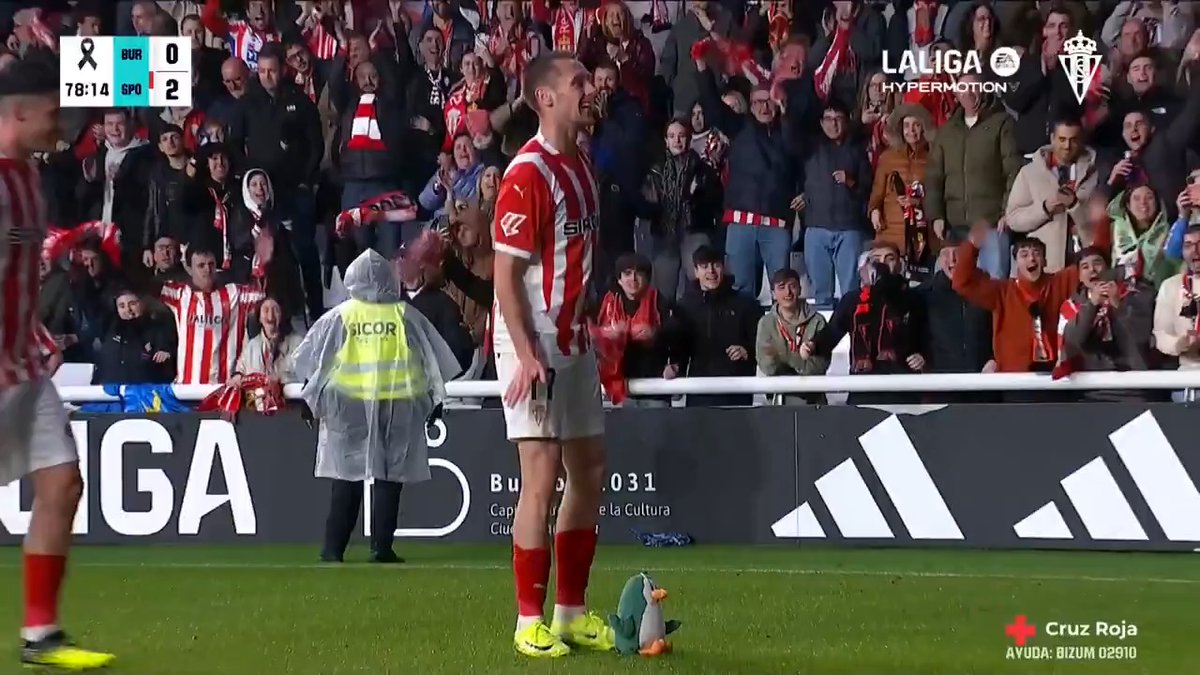 Esto es el Sporting. Esta es La Mareona. ¡Y Duba... un pingüino muy pingüino en Gijón! 🐧 🔴⚪ #LaLigaHighlights #LALIGAHYPERMOTION