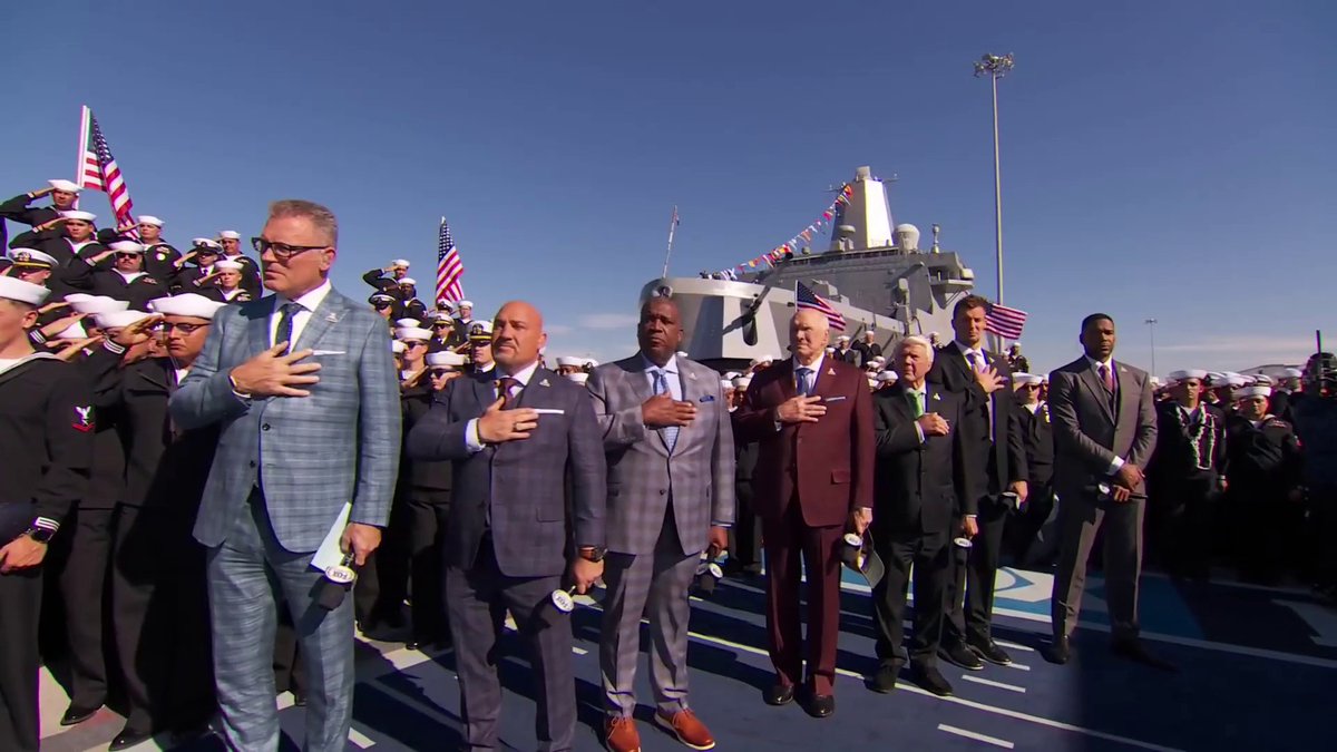 We conclude our show at the Naval Base San Diego with the national anthem 🇺🇸
