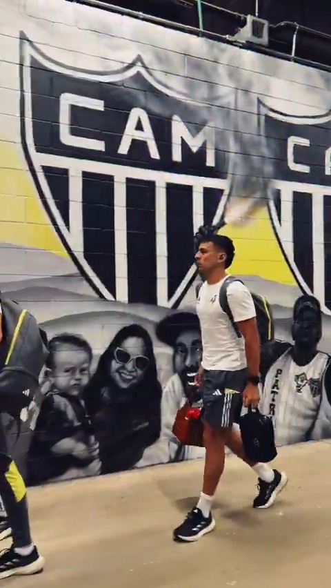 Elenco Atleticano nos vestiários da Arena MRV! 🏟️ Já, já estaremos em campo para a Batalha do Califórnia 🔛🐓