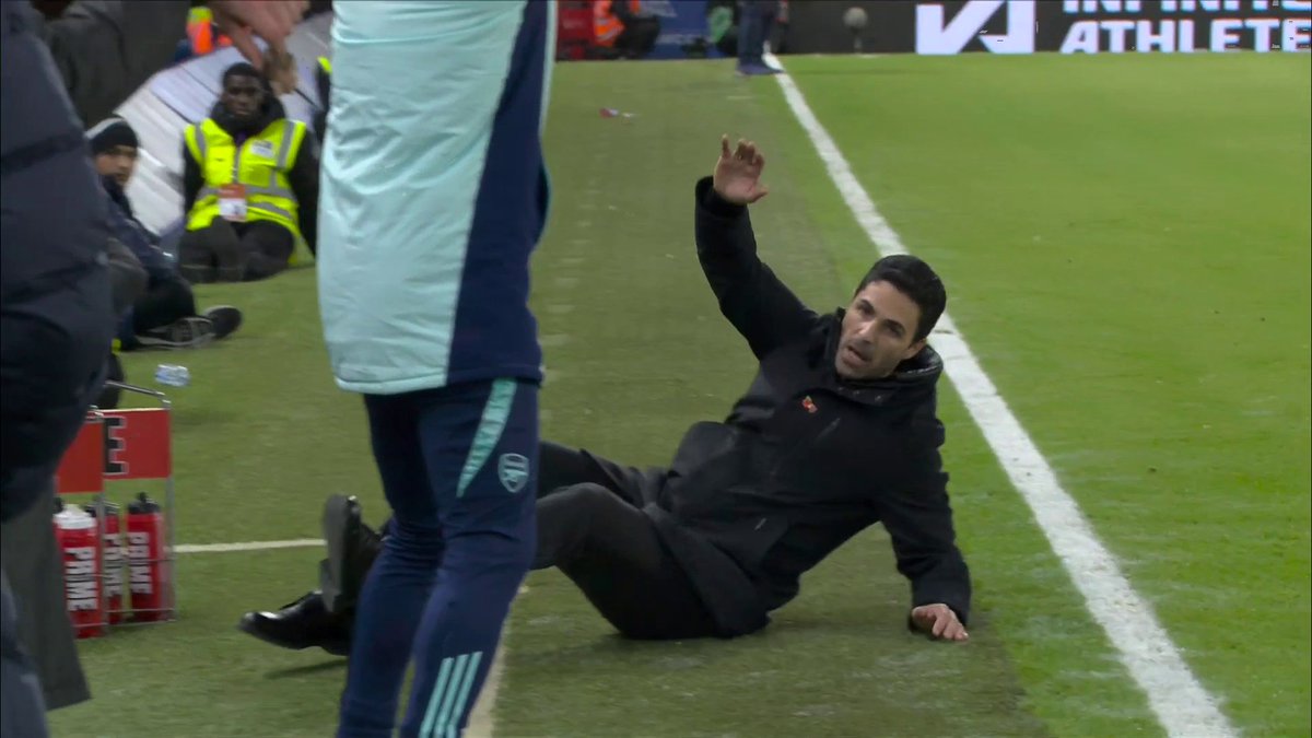 Leandro Trossard has a chance to win it with the very last kick of the game! 🤯 Just look at Mikel Arteta's reaction! 🫣