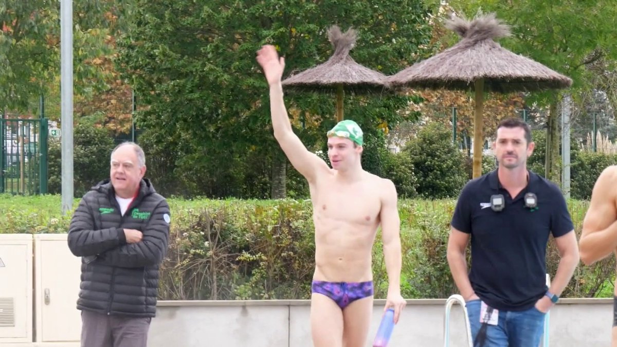 🏊🎉 #Stade2 | Léon Marchand, la rock star des bassins 🥳 À peine rentré de sa tournée asiatique couronnée de succès, Léon Marchand nageait ce week-end aux Interclubs avec son club de Toulouse : une participation qui a fait naitre une effervescence sans précédent !