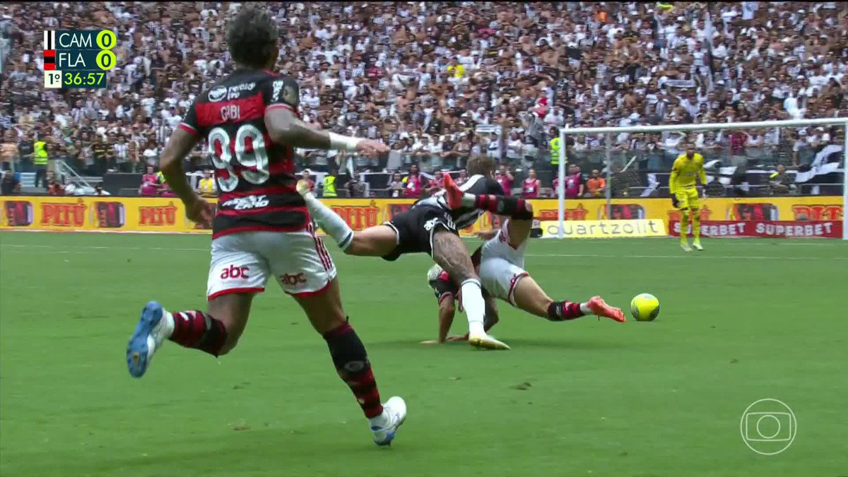 Jogadores do Flamengo pediram cartão vermelho para Lyanco por esta falta em Arrascaeta. Arbitragem mostrou amarelo.