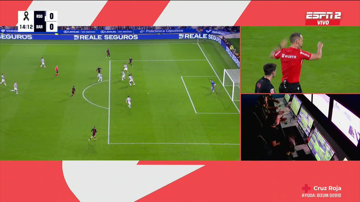 "ROBO" Por el gol que anularon al Barcelona en el partido ante la Real Sociedad por LaLiga. Estaba en la misma línea Lewandowski y cobraron offside, qué mierda vieron desde el VAR, son unos ladrones hijos de re mil puta.