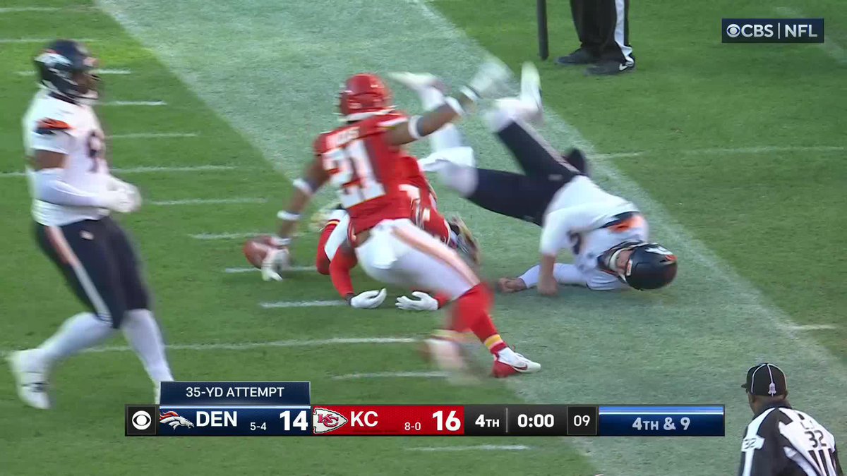 BLOOOOOOOOOOOOOOOOOOOOCKED Kevin Harlan with the call this play deserves