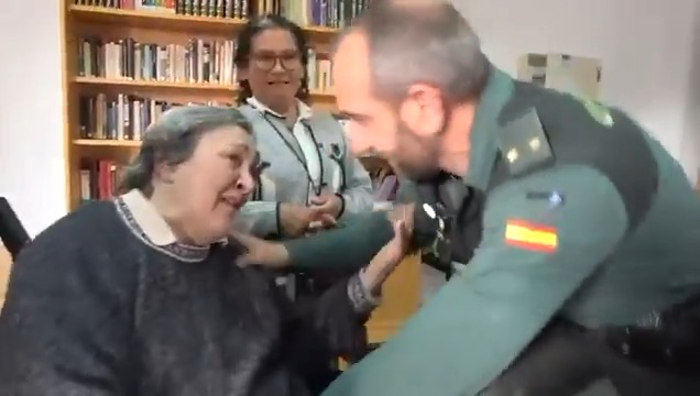 12 guardias civiles salvaron a varias personas que estuvieron a punto de morir ahogados en #Chiva el pasado 29 de octubre. Teresa y su cuidadora, también Teresa, fueron 2 de ellas y hoy pueden contarlo gracias al teniente Cristian Lacalle, quien se ha reencontrado con ellas.